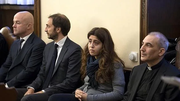 Los periodistas Gianluigi Nuzzi (izq. de la imagen) y Emiliano Fittipaldi, Francesca Chaouqui y monseñor Vallejo Balda