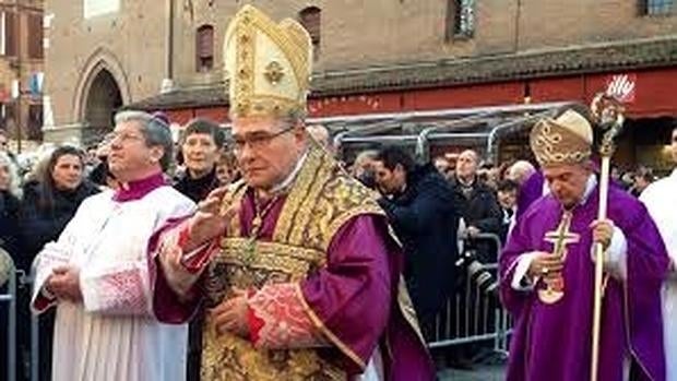 Monseñor Luigi Negri en un acto religioso en su diócesis de Ferrara