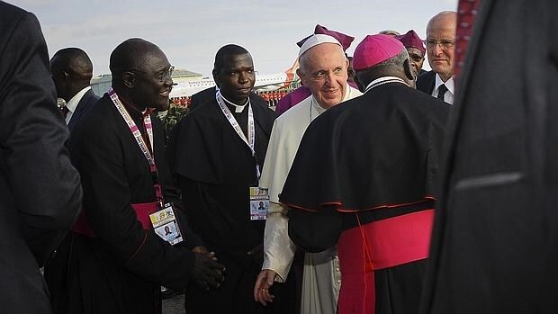 El Papa Francisco, a su llegada al aeropuerto de Entebbe, Uganda, este 27 de noviembre de 2015