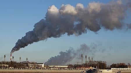 Humo saliendo de unas factorías en la ciudad de Heihe, China