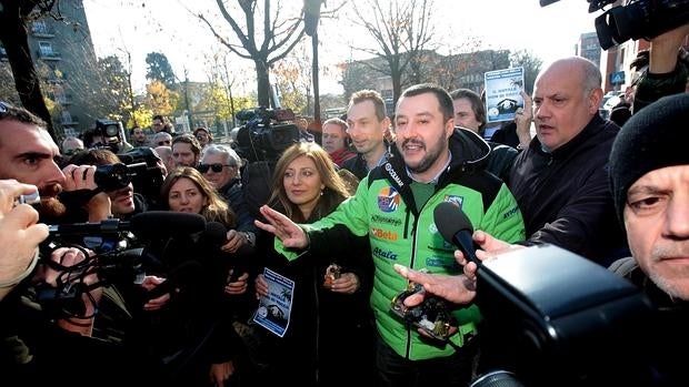 El líder del partido ultraderechista Liga Norte, Matteo Salvini, participa en una protesta ante el colegio Garofani que ha tenido lugar hoy