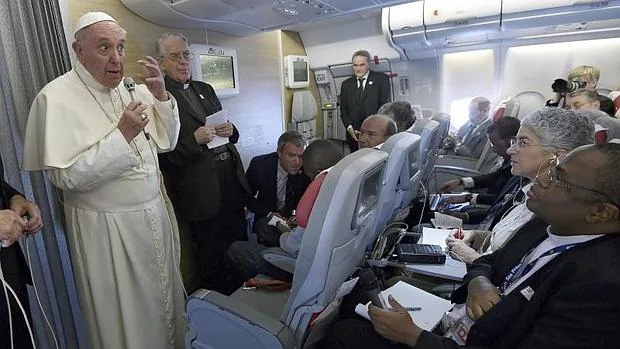 El Papa se dirige a los periodistas durante el vuelo que lo traslada desde Bangui hasta Roma