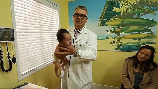 Robert Hamilton muestra cómo calmar a los bebés de menos de tres meses