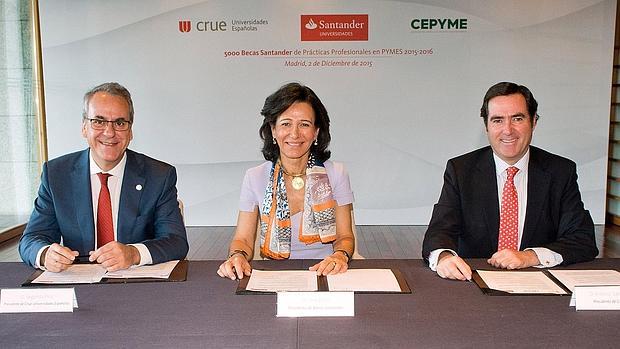El presidente de los Rectores Españoles, Segundo Píriz; la presidenta de Banco Santander, Ana Botín; y el presidente de Cepyme, Antonio Garamendi