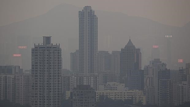 Nube de contaminación cubre el distrito de Kowloon en Hong Kong (China)