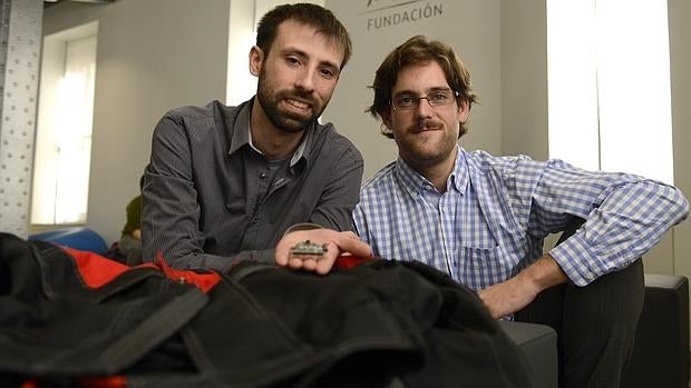 S.A.R.A., una chaqueta iluminada que localiza al motorista en la «hora de oro» tras un accidente