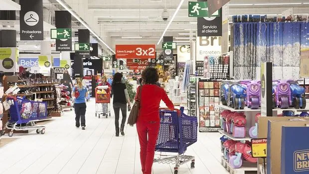 El empleado un supermercado devuelve una mochila olvidada con 68.000 euros