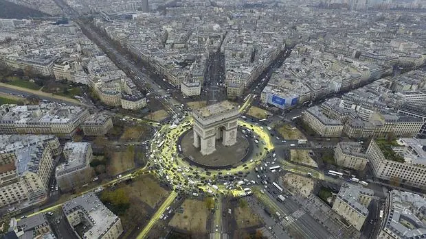 Fotografía facilitada por la organización Greenpeace que muestra una vista aérea del Arco del Triunfo donde se ha intentado pintar un sol en la plaza L'Etoile durante la celebración de la Conferencia sobre el Cambio Climático COP21 en París (Francia)