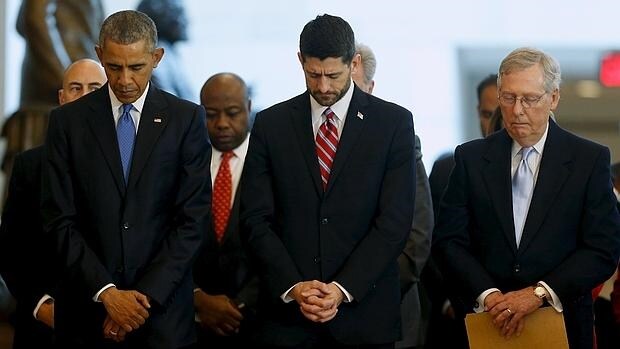 El presidente de Estados Unidos, Barack Obama, junto a Paul Ryan, en el centro, y el senador republicano Mitch McConnell