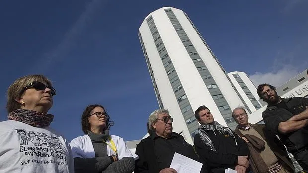 Varios diputados y representantes de entidades y plataformas defensoras de la sanidad pública ante el Hospital de Bellvitge, el pasado 10 de diciembre