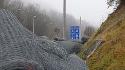 Valla improvisada en la frontera sur con Eslovenia, a ambos lados del cruce fronterizo de Spielfeld (Austria)