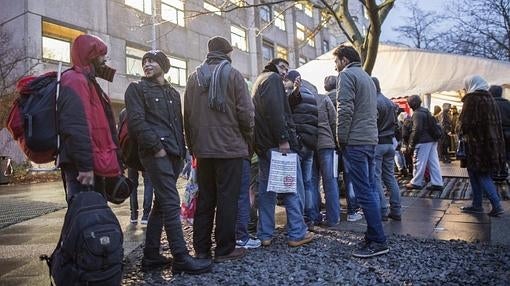 Refugiados esperan a las puertas de la Oficina de Sanidad y Asuntos Sociales en Berlín