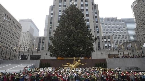 Cientos de tubas tocan canciones navideñas en el Rockefeller Center