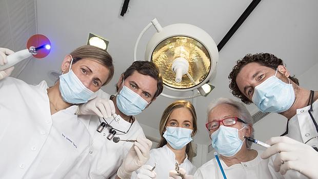 La saga Fernández-Vega de Oviedo, casi al completo. De izquierda a derecha, Luis (director médico del instituto, Javier (cirugía plástica de ojos), Mónica (anestesista), Lucía (estrabismo), Álvaro (retina), Beatriz (retina) y Luis jr. (córnea y cirugía refractiva)