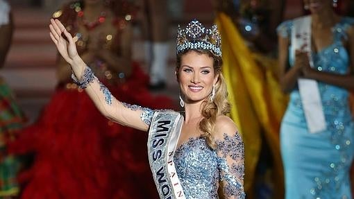 Miss España, Mireia Lalaguna, saluda tras ganar el título de Miss Mundo