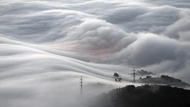 Un espeso manto de niebla cubre hoy la comarca de Pamplona. En la zona de los grandes ríos se esperan bancos de niebla que bajarán las temperaturas