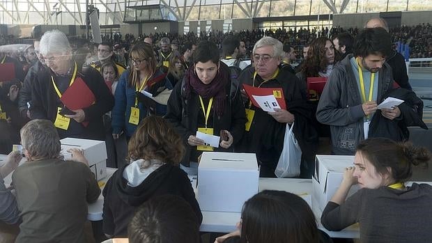 Miembros de la CUP votan ayer durante la asamblea del partido