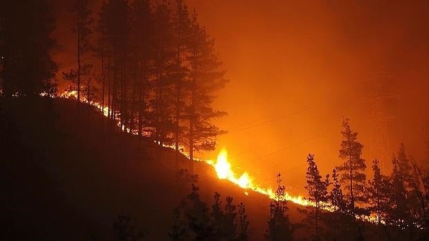 Fuego en los montes próximos a la localidad de Bárcena Mayor, Cantabria