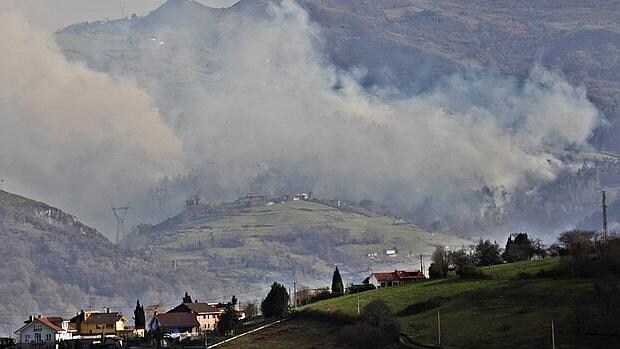 Bomberos del Servicio de Emergencias del Principado de Asturias (SEPA), empresas forestales y agentes del Medio Rural. en labores de extinción los incendios que siguen activos en Asturias, donde el fuerte viento ha incrementado a 49 los fuegos