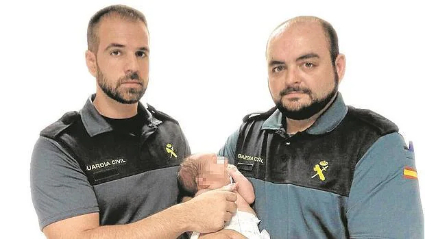 Andrés y Carlos rescataron a un bebé recién nacido de un contenedor de bastura