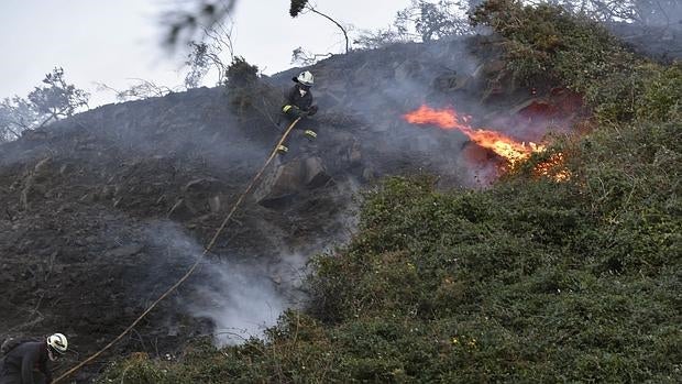 Los servicios de emergencia trabajan en la extinción del incendio desatado hoy junto al faro del municipio vizcaíno de Bermeo, frente a la plataforma de extracción de gas de La Gaviota