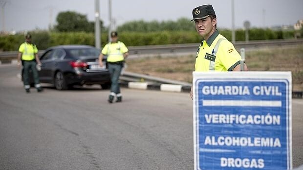 Agentes de tráfico en un control de alcoholemia en Valencia este verano