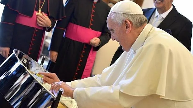 El Papa toca un tambor de acero, un regalo del presidente de Trinidad y Tobago, George Maxwell Richards