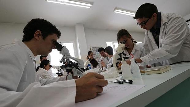 Profesores y alumnos en el laboratorio de Químicas de la Escuela Profesional Javierana