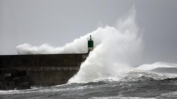 Media España en alerta por el temporal de viento y olas