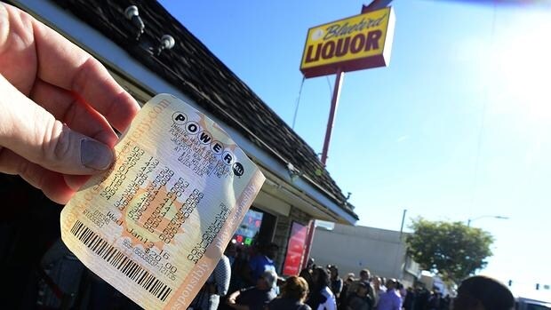 Un grupo de personas hace fila para comprar boletos de la lotería Powerball en Estados Unidos