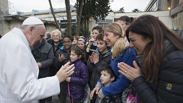 El Papa Francisco durante su visita a un centro sanitario en Roma