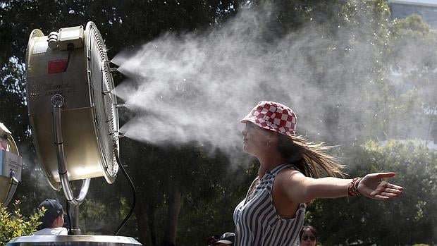 Una joven se refresca en Melbourne (Australia). El Niño de este año ha marcado en parte el ascenso de temperaturas