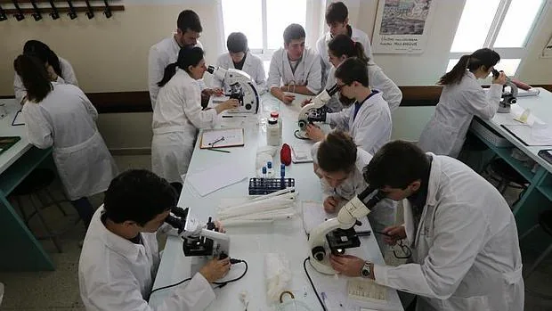 Profesores y alumnos del laboratorio de Químicas de la Escuela Profesional Javierana