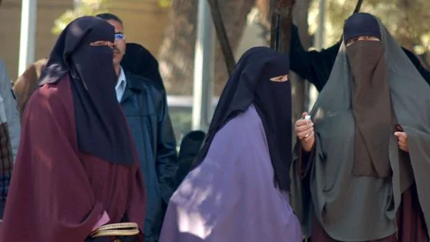 Tres estudiantes ataviadas con «niqab», velo islámico que cubre todo el cuerpo y solo deja un espaciopara los ojos