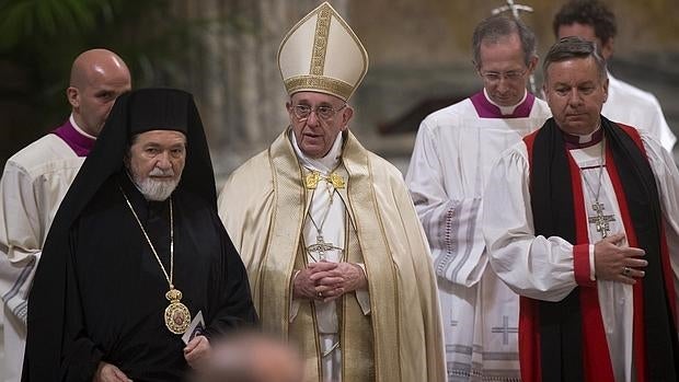 El Papa Francisco, el representante del Patriarcado Ecuménico de Constantinopla en Italia y Malta, el arzobispo ortodoxo Gennadios Zervos (izq.) y el arzobispo de Canterbury, el anglicano David Moxon durante la celebración de las Vísperas en San Pablo Extramuros en Roma