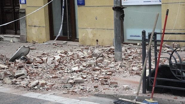 Cascotes caídos en un edificio de Melilla