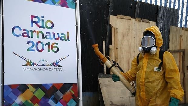 Agentes de la Secretaría Municipal de Salud de Río de Janeiro desinfectan las instalaciones del Sambódromo, donde a partir del 5 de febrero se comenzaran los desfiles del Carnaval carioca