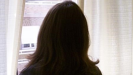 Una de las mujeres maltratadas, que aún tiene miedo de poner rostro a su testimonio