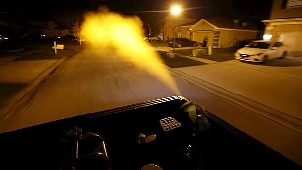 Un camión fumiga un barrio de Hillsborough County, en Florida