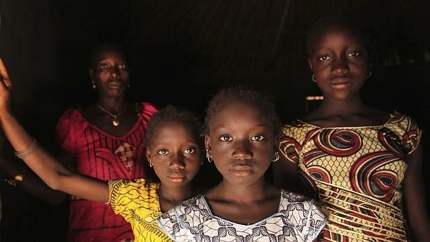 Fotografía sin fechar facilitada por UNICEF hoy, 5 de febrero de 2016 de una mujer y sus hijas en su casa en la localidad de Cambadju, en la región de Bafata (Guinea Bisau).El pueblo es el primero en el país que ha renunciado a practicar la ablación genital