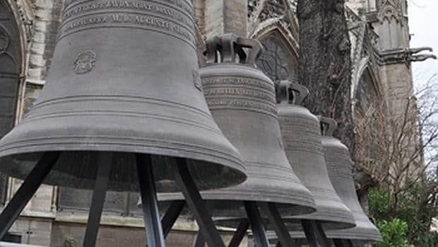 Las campanas están expuestas en el exterior de Notre Dame
