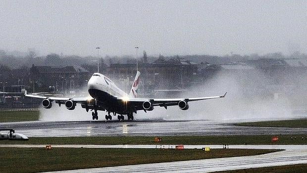 Un avión despega en un día lluvioso del aeropuerto de Heathrow en Londres