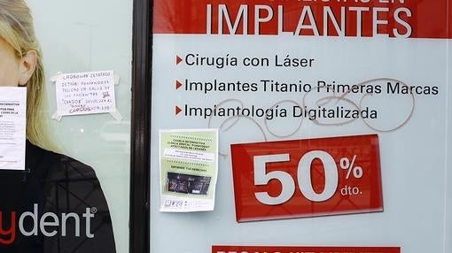 Publicidad de los carteles de las clínicas Funnydent, que todavía se encuentra en los locales cerrados