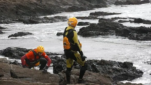 Intensifican la búsqueda del niño desaparecido en Navia, aunque el temporal lo «está poniendo muy difícil»