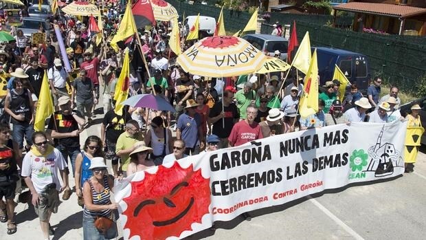 Manifestación en 2013 contra la reapertura de la central nuclear de Santa María de Garoña (Burgos)A