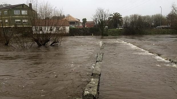 Las intensas lluvias desbordan ríos, anegan calles  y causan corrimiento de tierras en Galicia