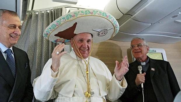 El Papa Francisco posa con un sombrero mexicano a bordo del avión que le llevará hasta la Habana, en Cuba, hoy