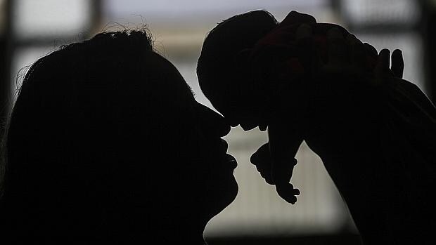 Una mujer sostiene a su nieta, nacida con microcefalia en Brasil, quizás a causa del contagio con el virus zika