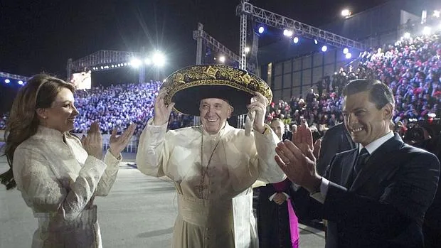El Papa Francisco a su llegada a México, junto al presidente Enrique Peña Nieto