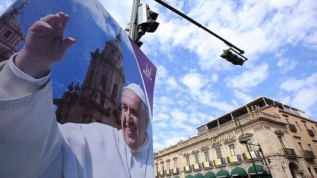Pancarta con la imagen del Papa Francisco en Morelia (México)